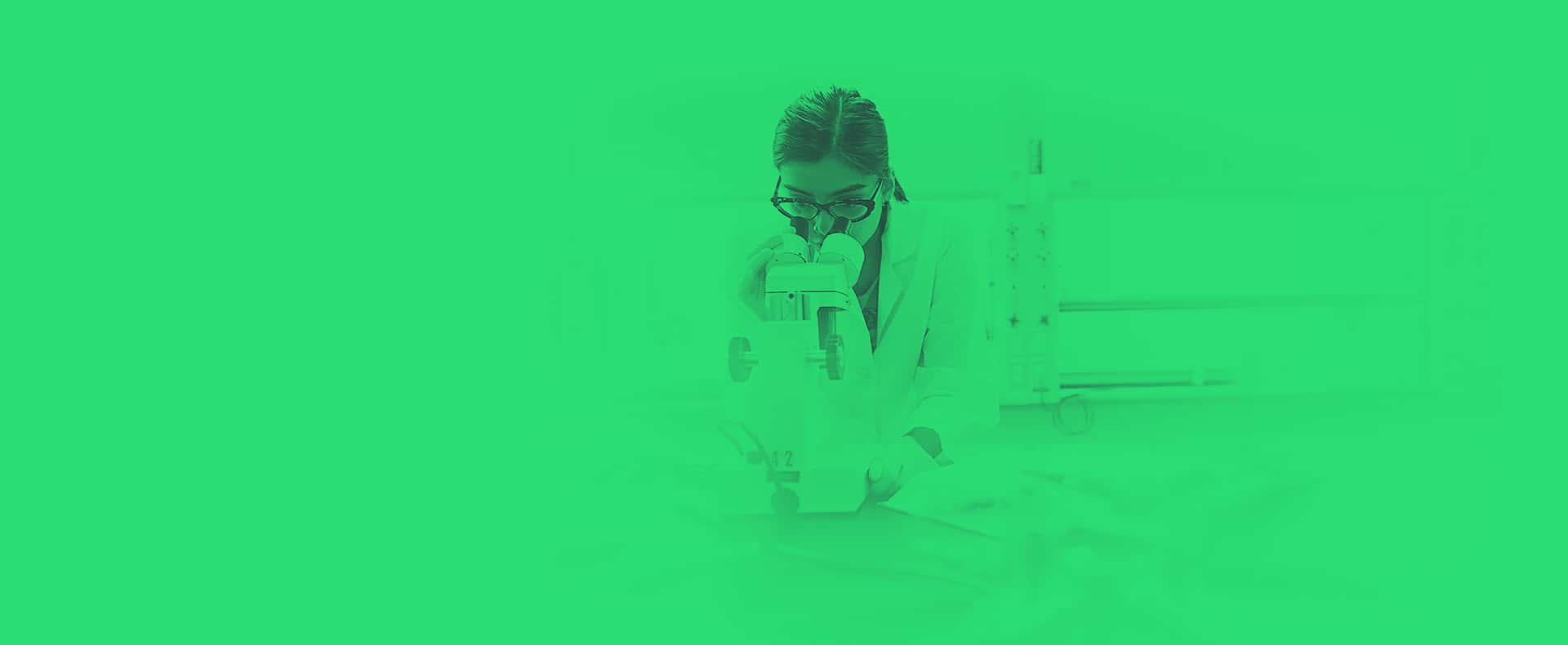 Jovem cientista olhando ao microscpio